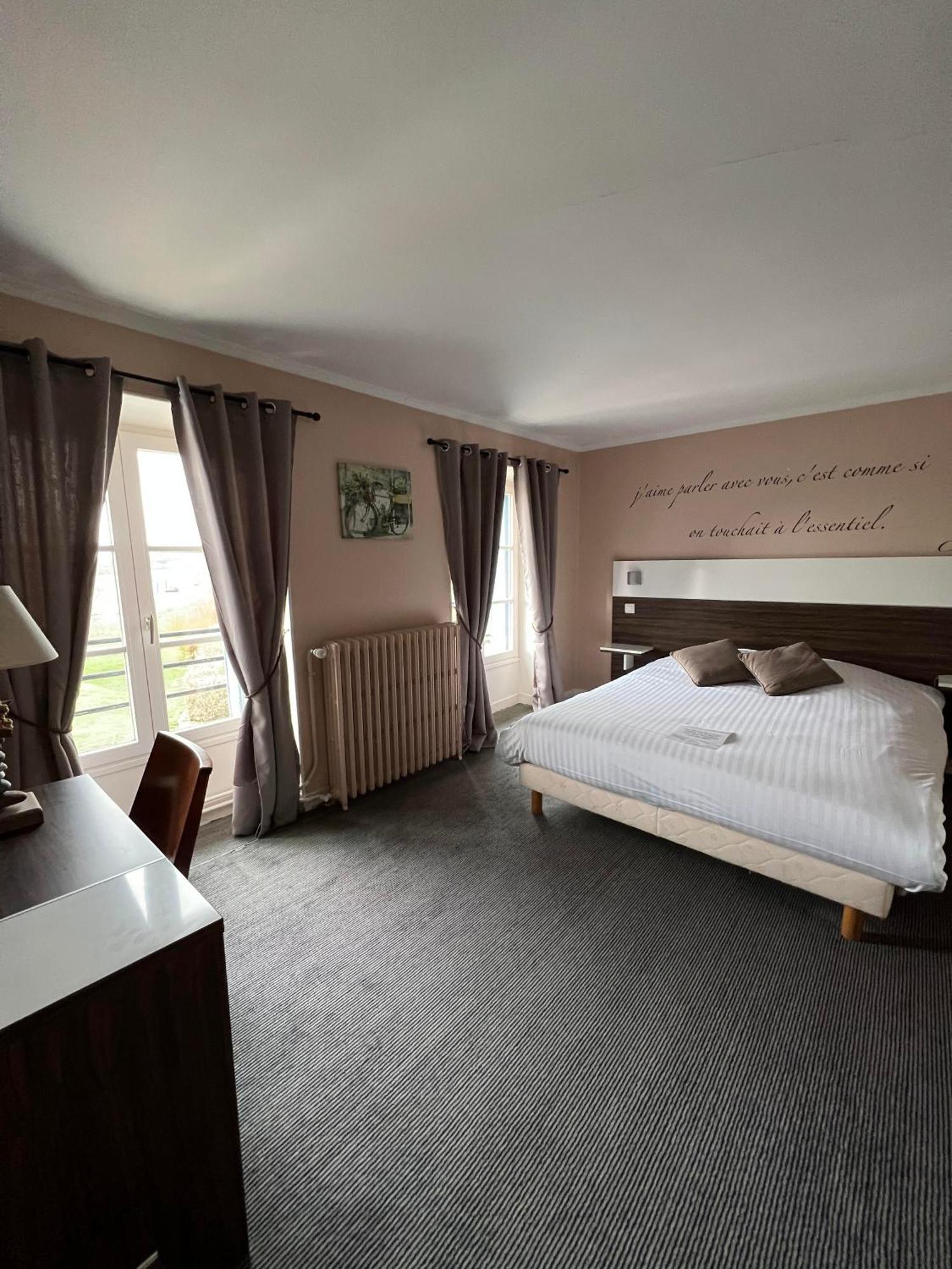 Logis Hotel & Restaurant - Les Bords De Seine La Roche-Guyon Exterior photo