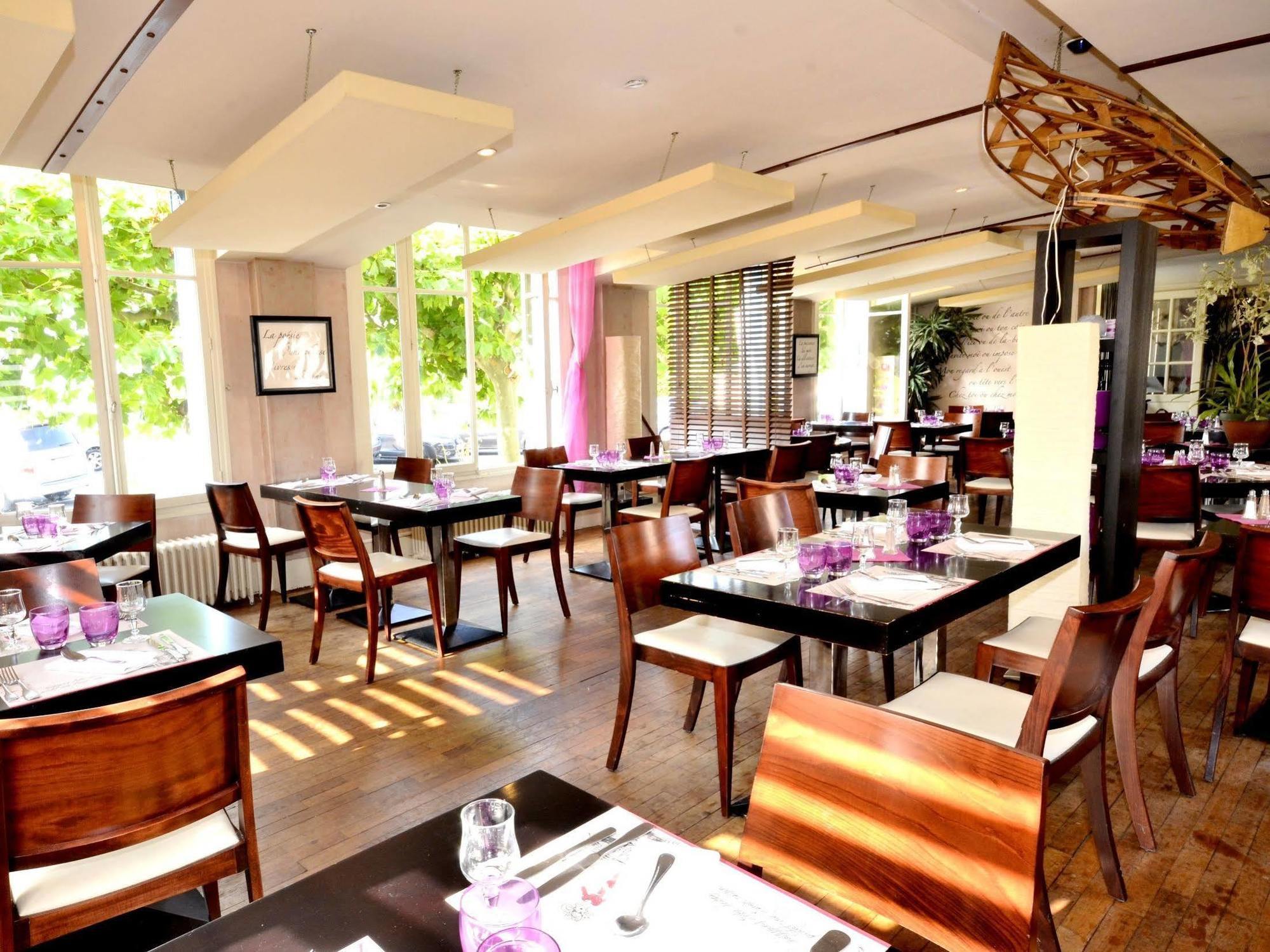 Logis Hotel & Restaurant - Les Bords De Seine La Roche-Guyon Exterior photo